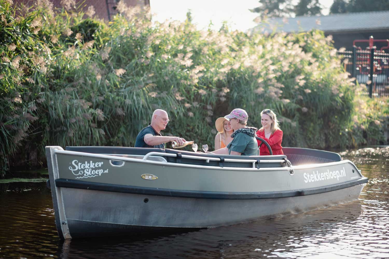 mensen schenken wijn in in de sloep